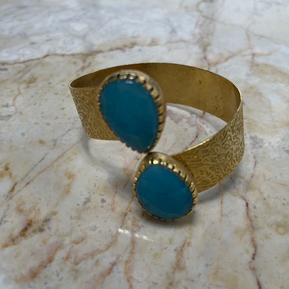 BEAUTIFUL CUFF STYLE BRACELET - Picture 1 of 4